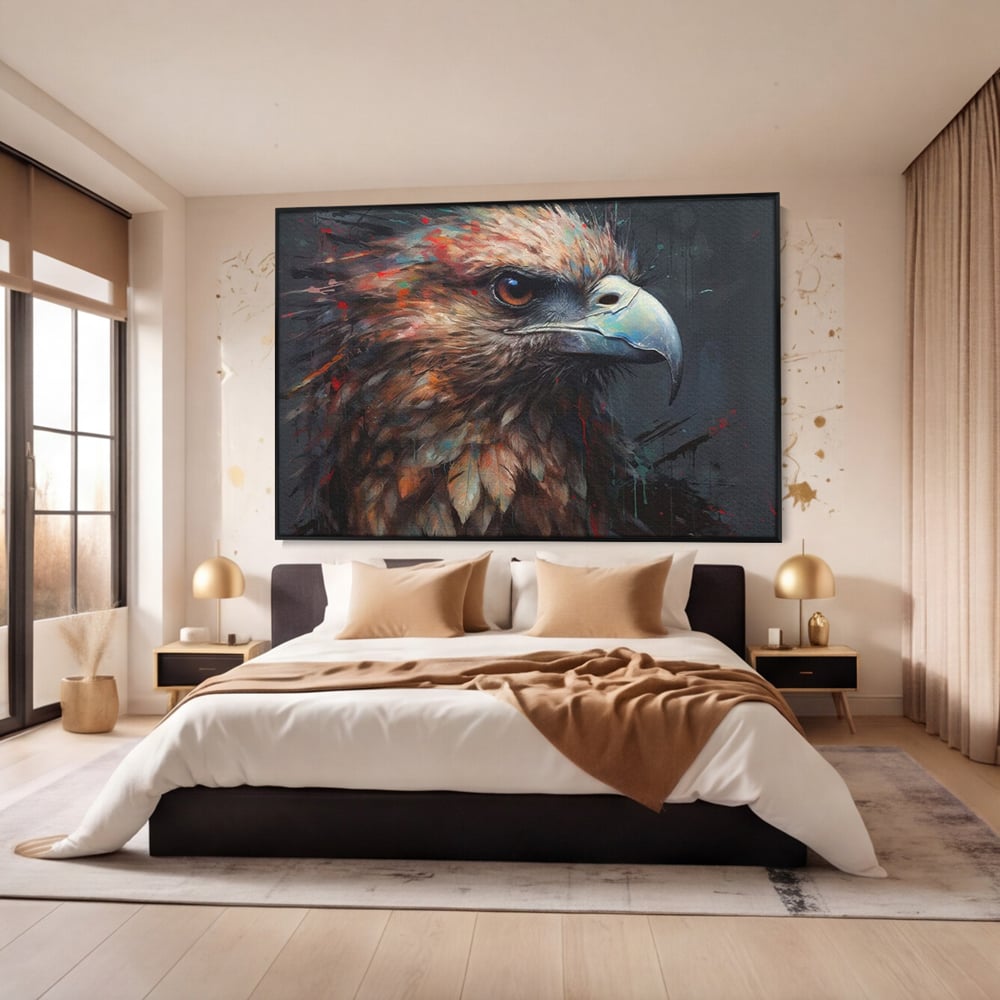 Tablou canvas cu tablou canvas cu vultur stilizat, in rama de aluminiu negru, pe perete intr-un dormitor